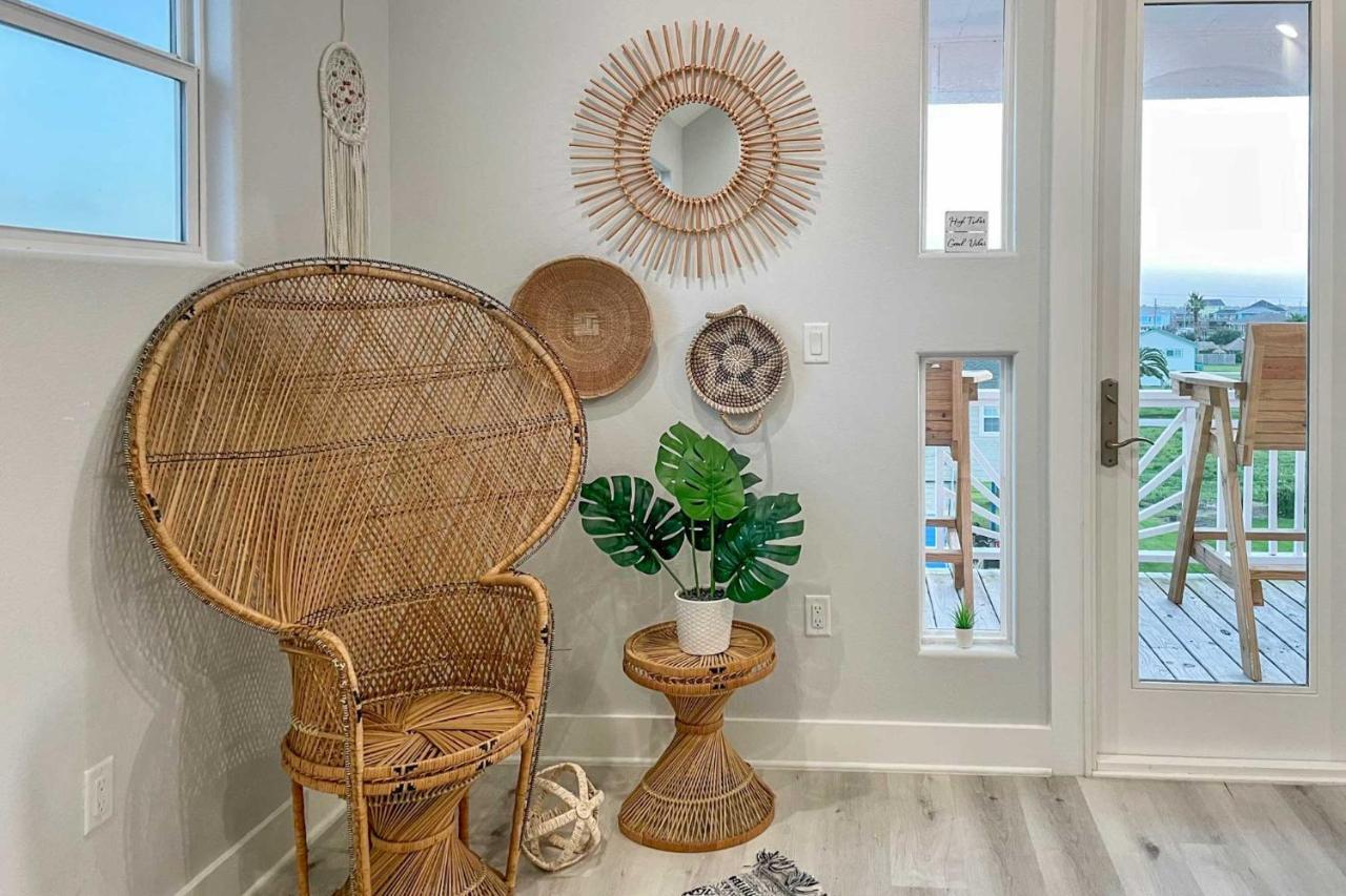 Chic Crystal Beach Escape With Deck - Walk To Beach! Bolivar Peninsula Exterior photo